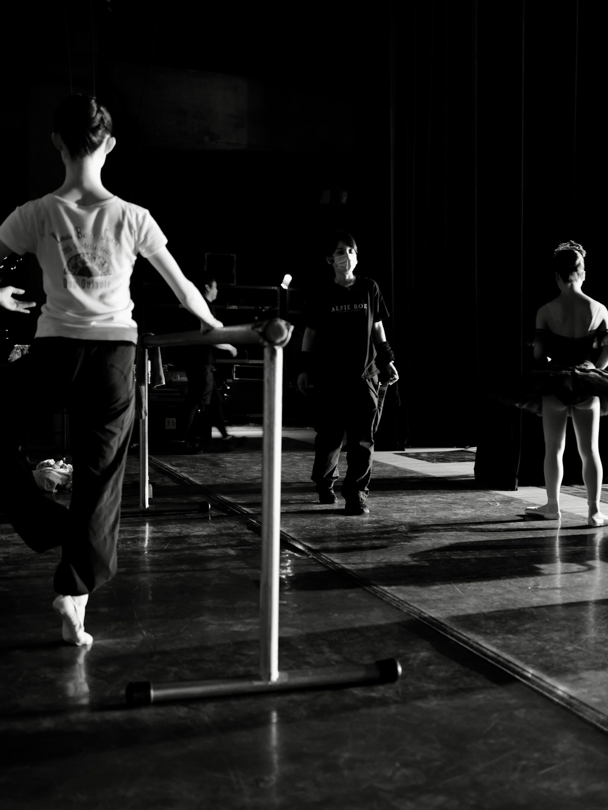 Alunas praticando Ballet Clássico em estúdio